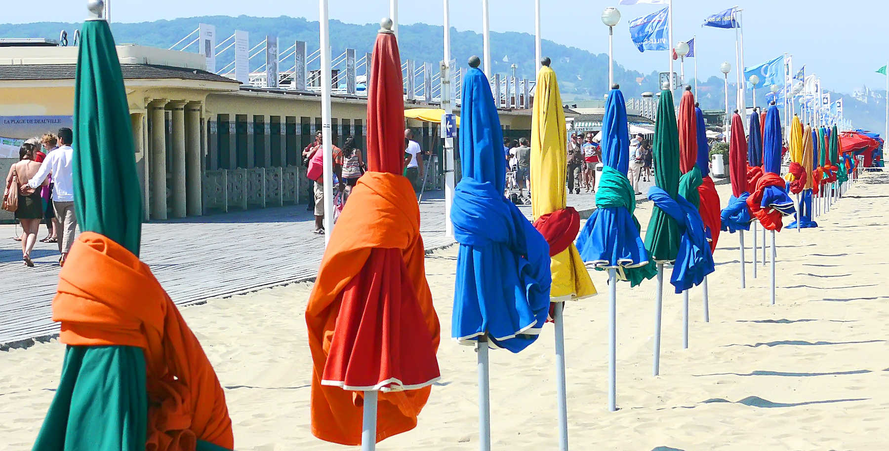 parasols réalisé dans notre atelier, alignés sur la plage de Deauville