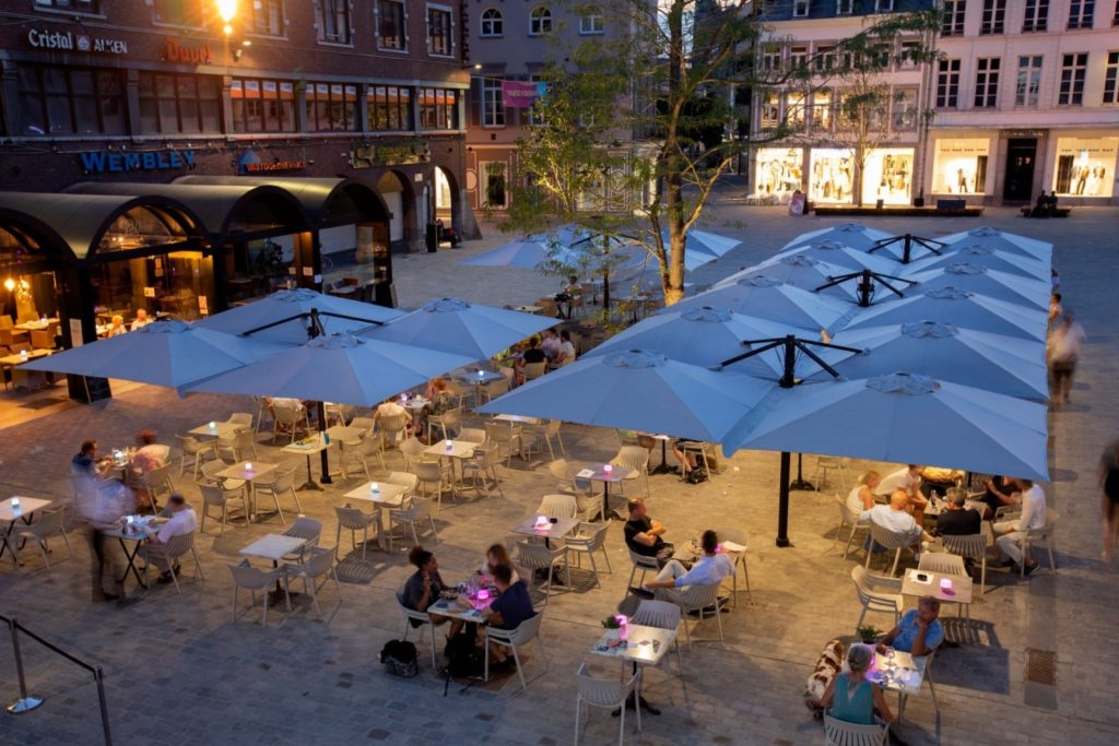 Parasols installés sur une grande terrasse de restaurant 