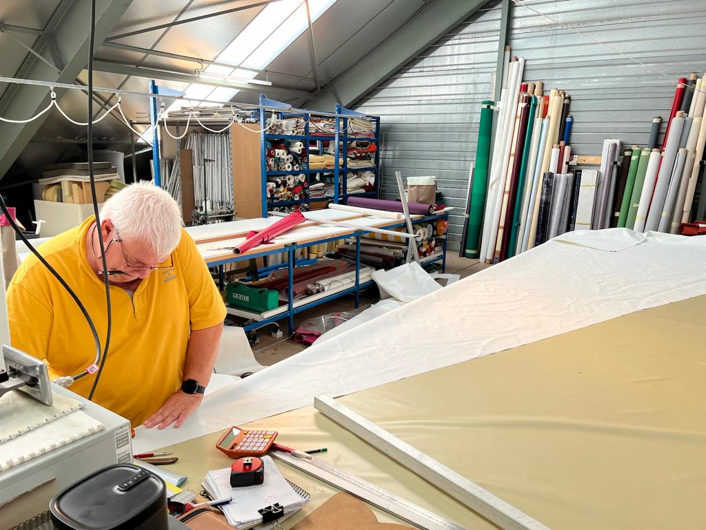 création de toile sur-mesure dans l'atelier 