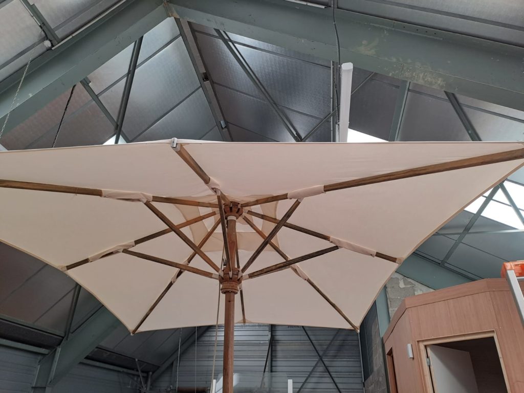 Changement toile de parasol à Deauville