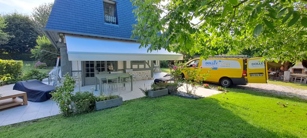 store banne donnant sur un terrasse, réalisation d'un rentoilage 