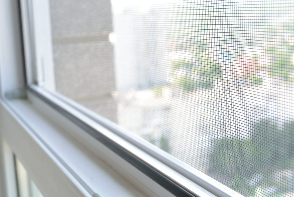 moustiquaire sur une fenêtre, détails
