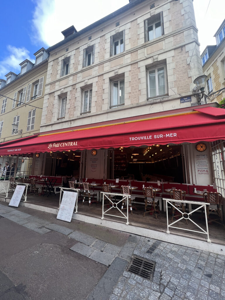 installation de store banne sur la terrasse du petit central à Trouville