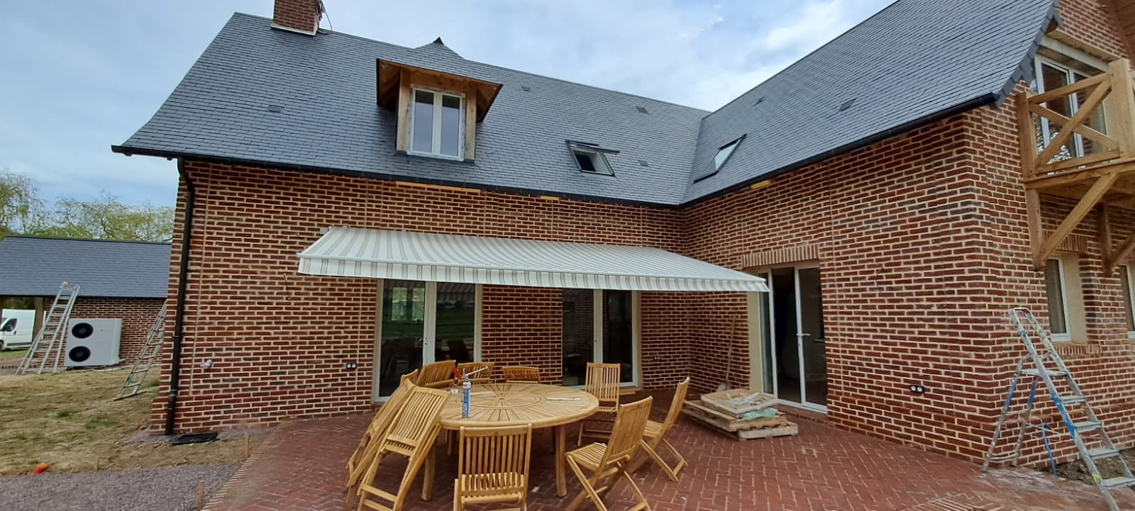 store banne installé sur une maison normande