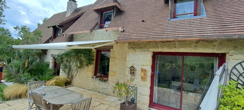 store banne avec toile de couleur sable sur une maison en Normandie 