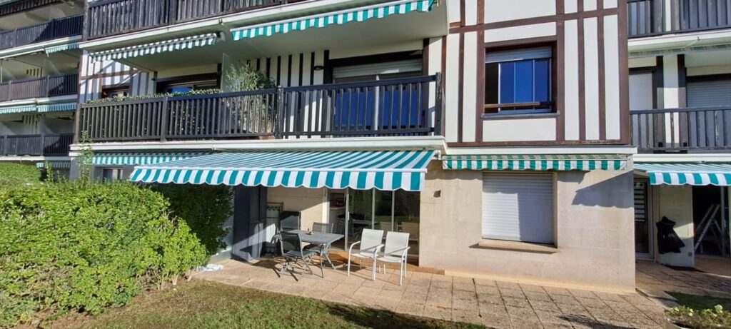 store banne sur une terrasse d'appartement à Deauville