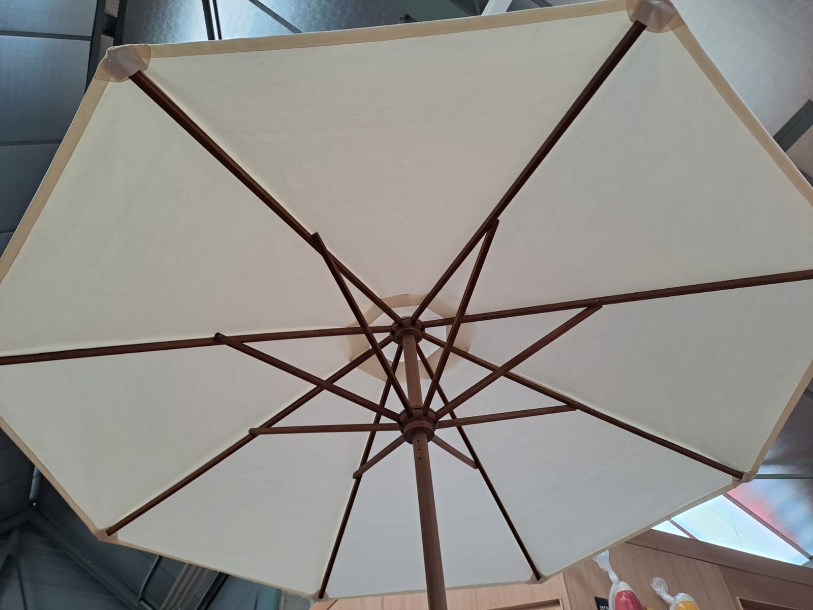 Rentoilage : prolongez la durée de vie de vos stores et parasols