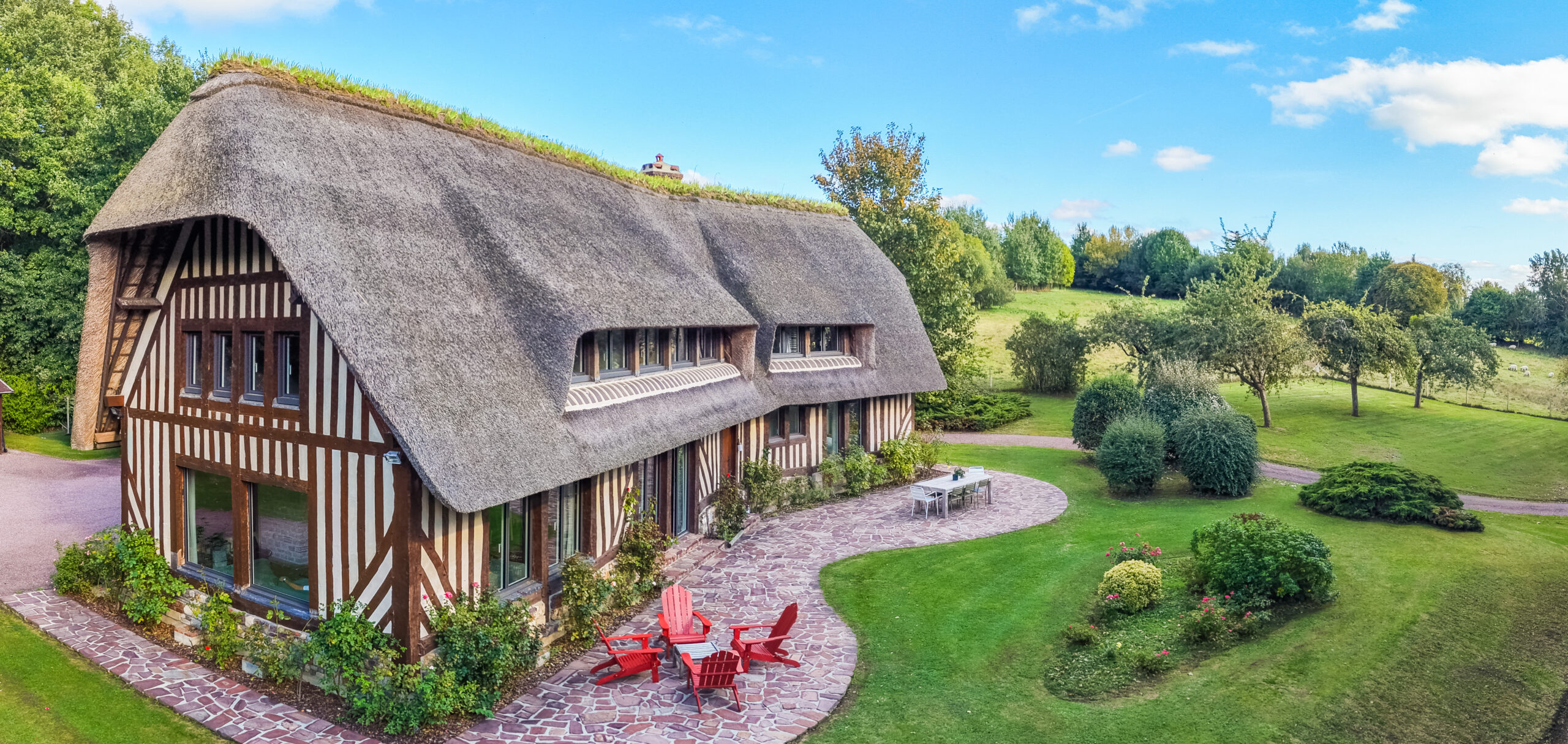 Changement de fenêtres dans une maison normande : moderniser sans dénaturer le charme
