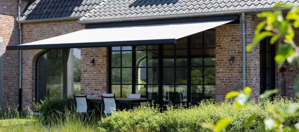 Guide complet des stores extérieurs pour aménager son jardin, sa terrasse ou son balcon.